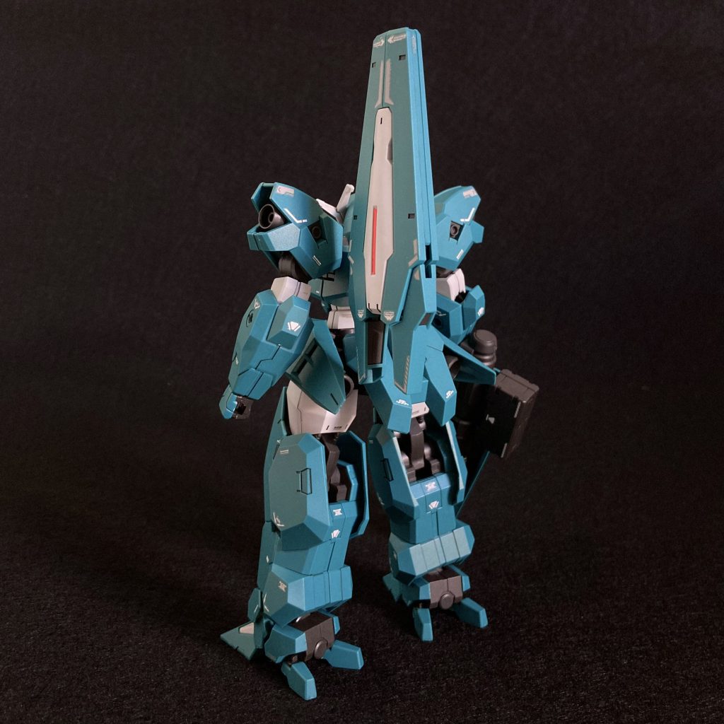 背中の武装(フェーズドアレイキャノン)の中央部分は表面裏面ともにマスキングしてつや消しトップコートはしていません。展開時のアーム部分を含めて赤いキラキラシールを先に貼っちゃったので、それに被らないようにしました。