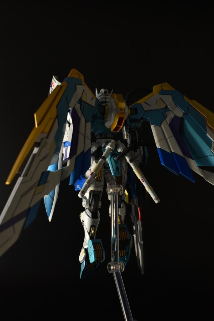 翼を取り付けるにあたって、ミラソウル製フライトユニットを拝借しました。軸を削って無理やり翼を付けています。