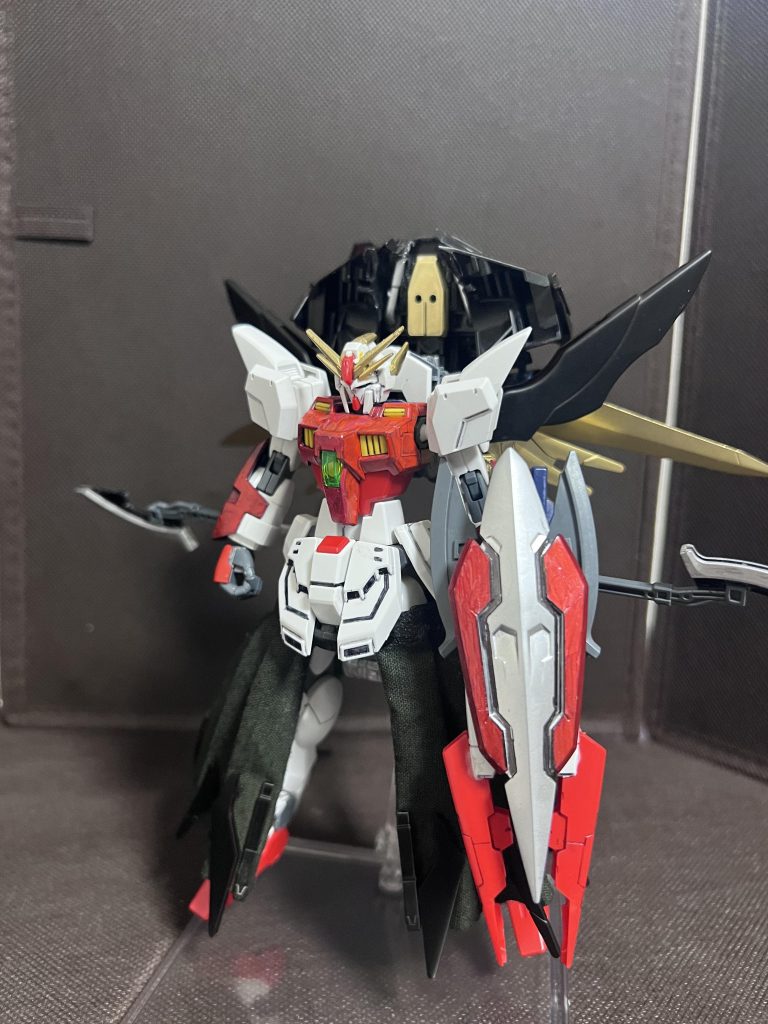 スーパーモード時です 乗っかってるやつを背後にやって、腰のウィングを展開して、肩のアーマーを展開しただけのシンプルな変形です。…光の翼みたいなやつつけたらもっと映えるやけどなー