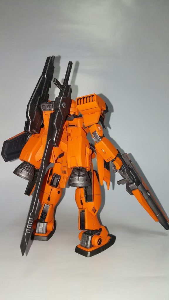 大型のバーニアとライフルはメガライドランチャーの物を使用しました。ライフルの根元はジムⅢ付属のビームライフルです。背中の大型剣はWAVEだったかコトブキヤだったか、覚えていませんが何やらオプションパーツみたいなのを使ってます(^-^;