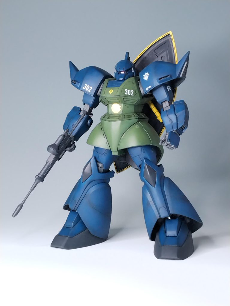 正面から撮影量産型ゲルググのカラーがグレーからダークブルーになった以外は特に変更点なしビームライフルは、通常のものを装備、シールドは背中に装備