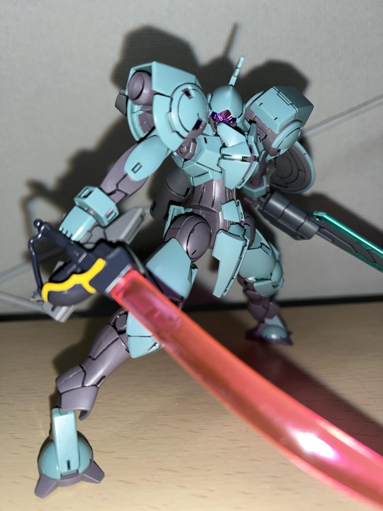 そこに転がってたビームザンバー付けたろ!何故、直接持たずにビームガンに取り付ける必要があるかは知らん!