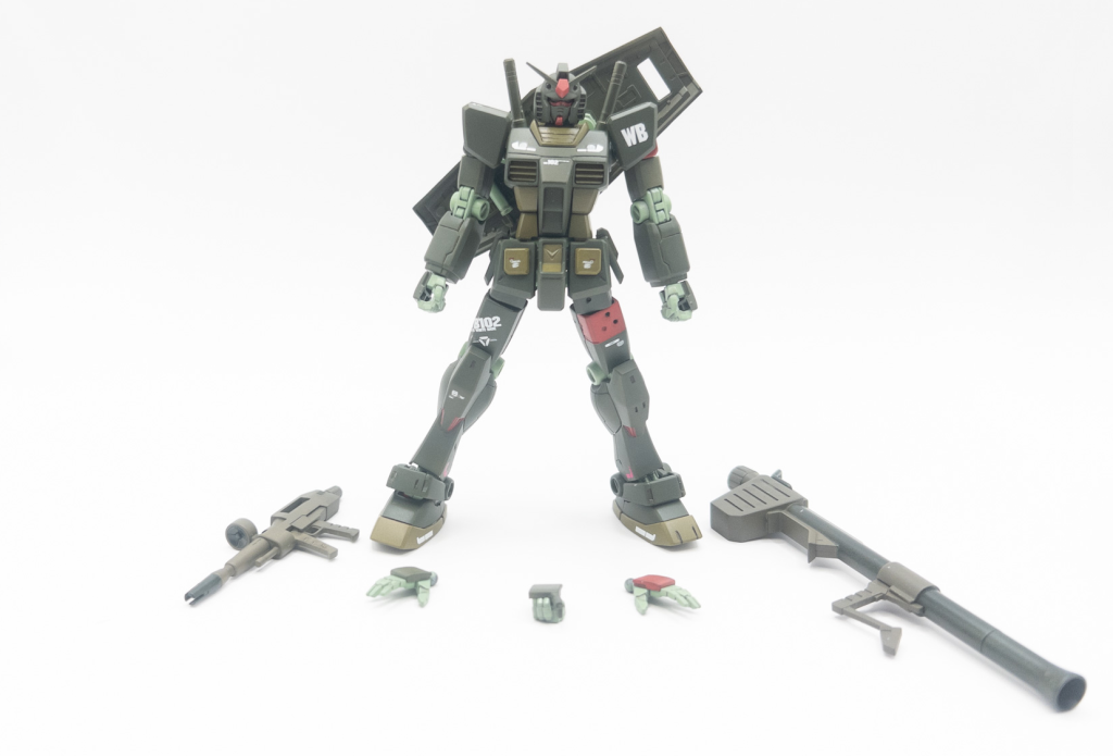 公開することに併せて急遽更なる試し塗りを武器にすることに。バスーカは写真の色を逆に塗り分けするつもりがマスキング逆にしちゃったり、ビームライフルの先端を塗り残して別の色にしちゃったりと、きっちりやらかしてます！ビームサーベルも用意するつもりでしたが肩から柄を取ろうとしたら砕けたんですよね...おそらくエナメル塗料による侵食だと思うんですけど、慌てて接着して無かった事にしました。上記の代わりにハンドパーツを正面に並べてみました。ライフル用のハンドパーツだけ人差し指の色が違うのは意図したものではないです（マスキング忘れた...😆