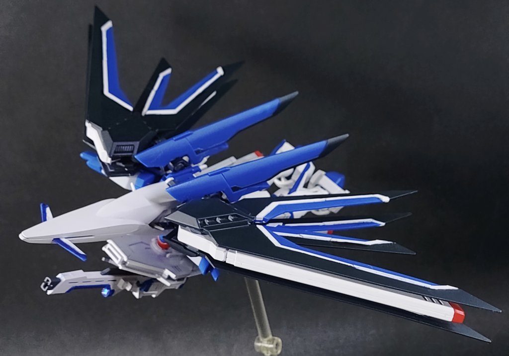 今回のフリーダムはなんとモビルアーマー形態への変形が可能!…寝そべり変形ここに極まれりですが、最小限の変形で真っ当に空飛べるのは単純にすごい。これで大気圏突入までやっちゃうんですから大したものです。(大気圏突入はフリーダムの時点でやってますけどね)コンパスの任務にも即した合理的な形態ですが、小羽根は意外と塗るの大変w