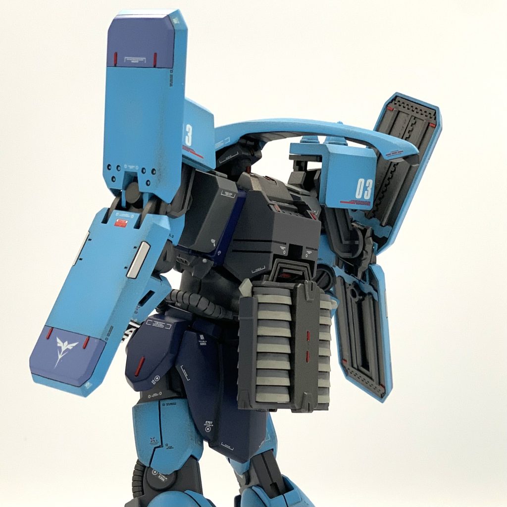 バックショットをほとんど撮れてませんでした（汗）。背中に装着する武装にトサカが干渉するので、腰位置にぶら下がるよう変更しました。