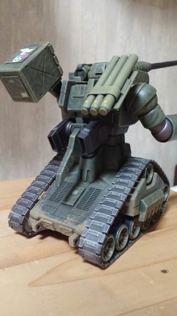 背面から☆キャタピラの内側にも泥汚れを施してます。キャタピラはガンメタルで塗装、タミヤエナメルのフラットアルミでドライブラシをかけてます。左肩のミサイルランチャーには部隊のマークっぽいデカールを。こちらはハセガワのバルキリー用のデカールより流用しました。