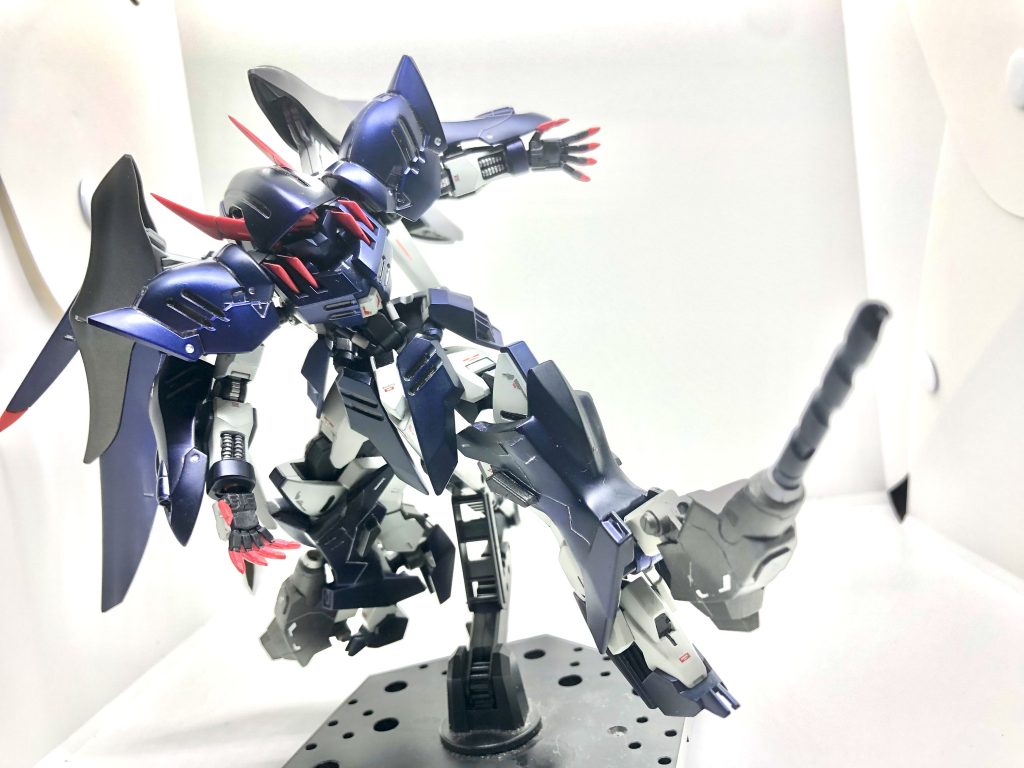 脚部追加装甲にはキマールの膝を用いているので、ドリルニーで敵に風穴を開けることができます