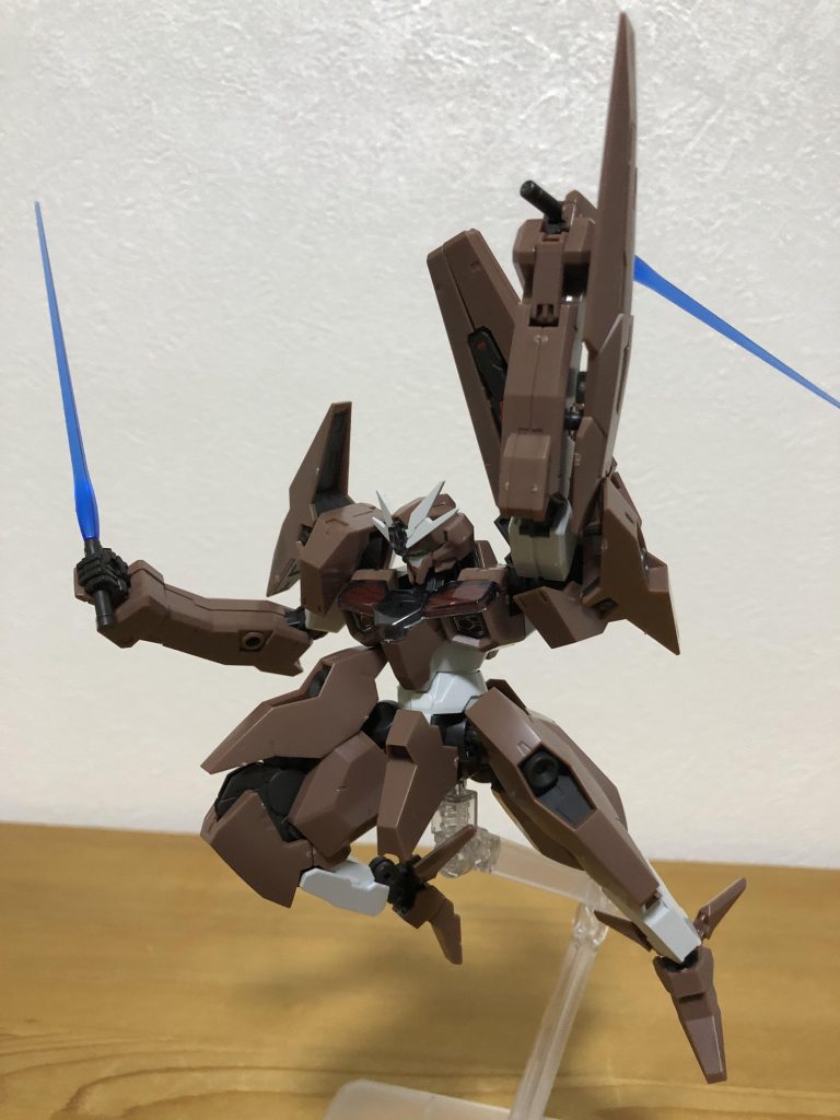 膝を曲げると内部フレームが露出するギミックが格好良いんですよね。