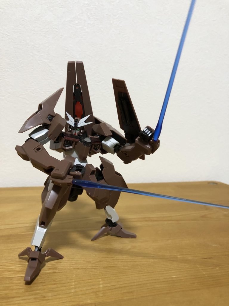 ビームサーベルを手首に付けて。ユニコーンガンダムを彷彿とさせる感じ。