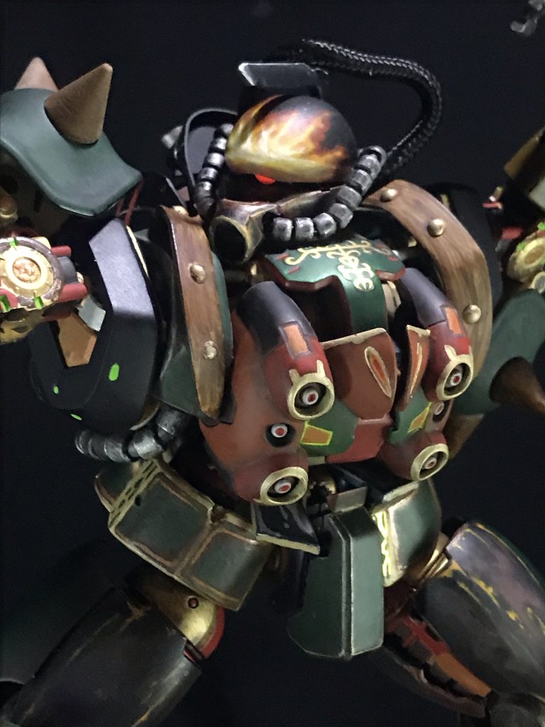 負けん気の強い横綱を表現する為の塗装イメージは、頭部をファイヤーパターンにし、身体は民族衣装を思わせるような色合いをドズルザクの紋様を生かしながら塗装してみました。