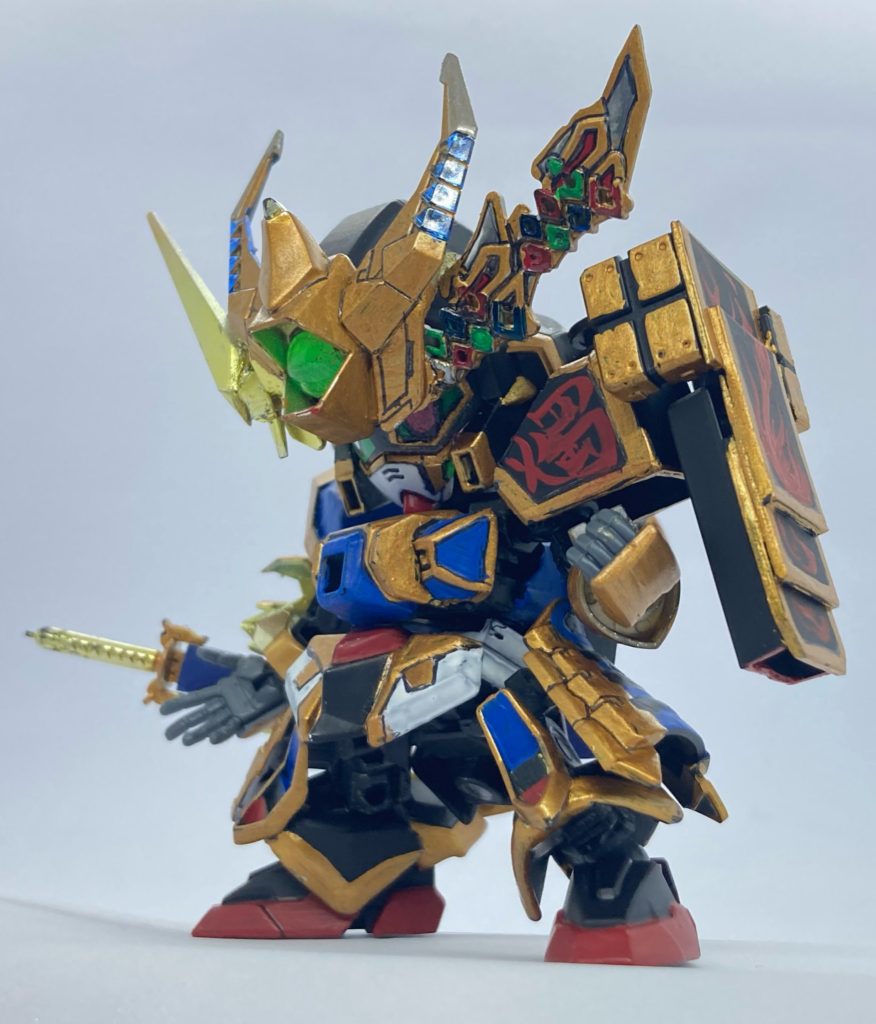 1番影響を受けているのは左角～左肩まで顔は隠すことが出来ないが肩周りは輝羅鋼の力を活かすために追加武装を行っている肩前には自分の名である「燭」を描いた