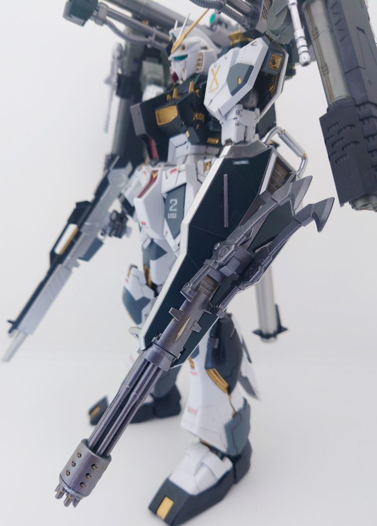 武器その2 ガトリングシールド投擲にも使える鉈を2本シールドに装着しております。