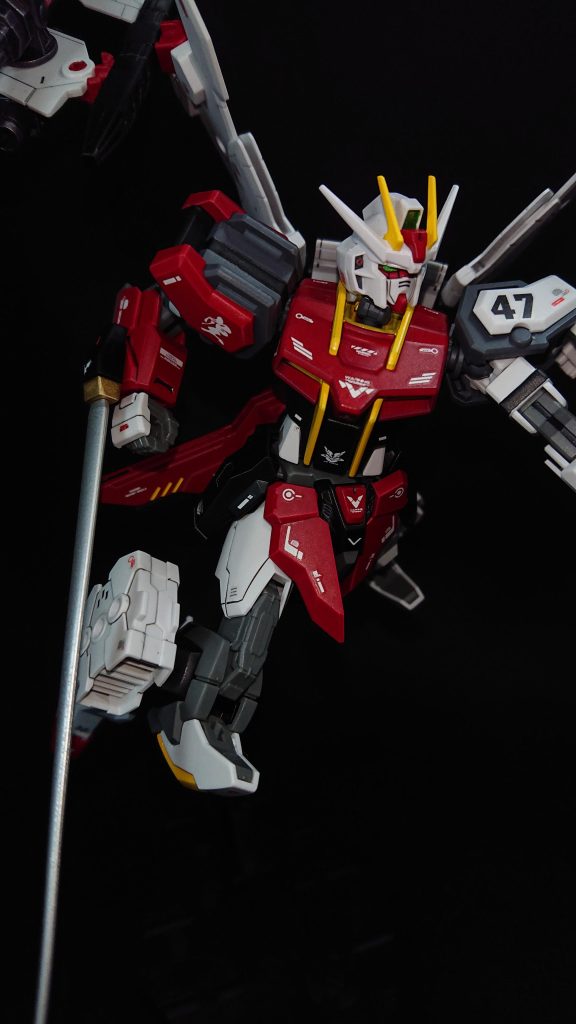 メイン武装は、右腕のブレードですファイアーダグオンの必殺技“ファイアーブレード”を再現したかったので、ライトニングブラックウォーリアの右腕に装備されているビームサーベルを貰ってきました戦い方としては、翼に装備しているガトリングなどの武装で相手の動きを止めて、持ち前の機動力を活かし斬りこむ戦法を考えています勇者シリーズみたいに必殺技前の敵の拘束ができないかとも考えいろいろと調べてみたのですが、あの不思議パワーが何なのかが良くわかりませんでしたwプラズマや電磁波とかで説明が付けば良かったのですが、ガンダムに落とし込むのは難しいものと判断し残念ですが諦めることにしました