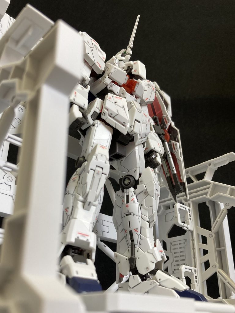 迷い込んだ施設内でバナージが初めてRX-0とご対面するシーンを想像してみました。