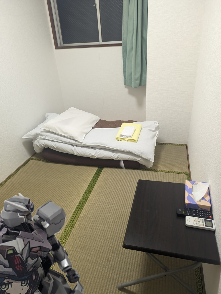 こちらが本日宿泊するホテルでございます。ノレア「ホ…テル…?」ガンヴォルヴァ「…留置所かな?」実はね…今回の旅行、交通費だけでも馬鹿にならないから削れる所はとことん削るために宿代に関してはとことんまでケチる事にしたんだ…その結果、一泊2300円という破格の宿を発見してよく調べすに予約した結果、なんと悪名高い「西成区」だったんだよ…。ガンヴォルヴァ「なん…」ノレア「…だと」大阪西成区・あいりん地区…それは日本でも3本の指に入るドヤ街…すなわちガチスラムである…観光地と道路一本隔ててるだけにもかかわらず足を踏み入れると分かる圧倒的外国人率…ビル側面や自販機なんかは明らかにバンクシー的な芸術目的ではないあろうケバいアートが刻まれホテルの出入り口は夜12時過ぎた時点で完全に施錠されるというマジで日本なのかと疑わずにはいられないガチでヤベェスポットなのである…