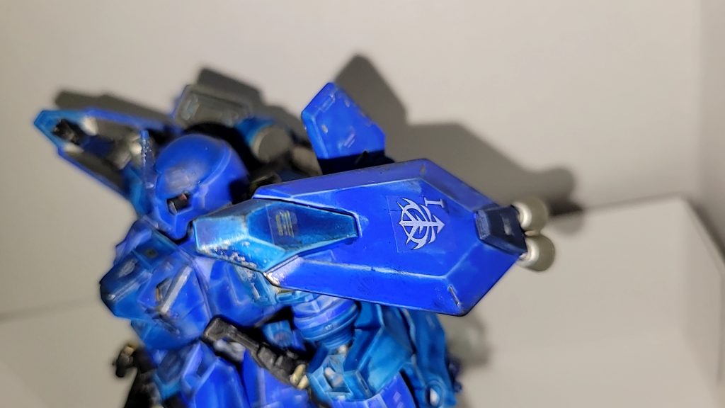 肩にシールド兼スラスターを取り付け境界戦機のパーツにスラスターとバルカンを追加しボールジョイントで接続しました