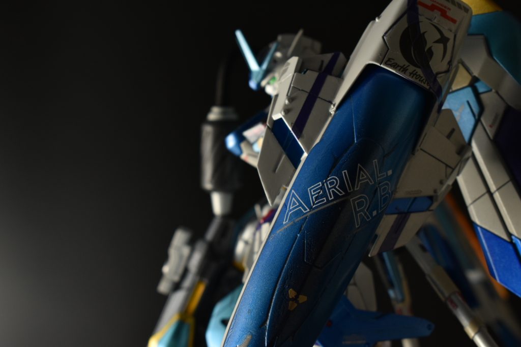 シールドには大きいエンブレムを貼りたい派なのですが、水星の魔女のでかいエンブレムデカールが無かったので、バラバラのアルファべットのデカールで「エアリアル・リ・ビルド」を貼りました。