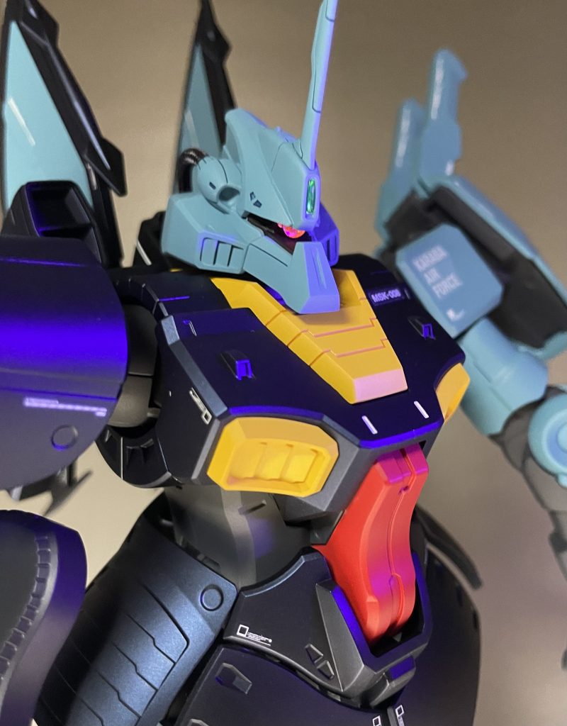 モノアイは蛍光ピンク、黒部分はプリズムブルーブラックにて塗装。