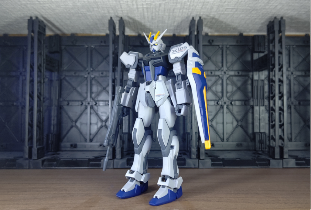 素トライクの状態です。ストライク本体の機体色は全身追加装甲を施しているので本体のPS装甲の電力を抑えてても十分攻撃から耐えられるという点。射撃特化のため電力を抑えた分火器に回せる点でPS装甲がやや暗めに調整してあるという設定です。カラーリングはブラストインパルスを参考にしてそれをやや暗めにしたつもりですが完成後めっちゃディアクティブになってしまいました。