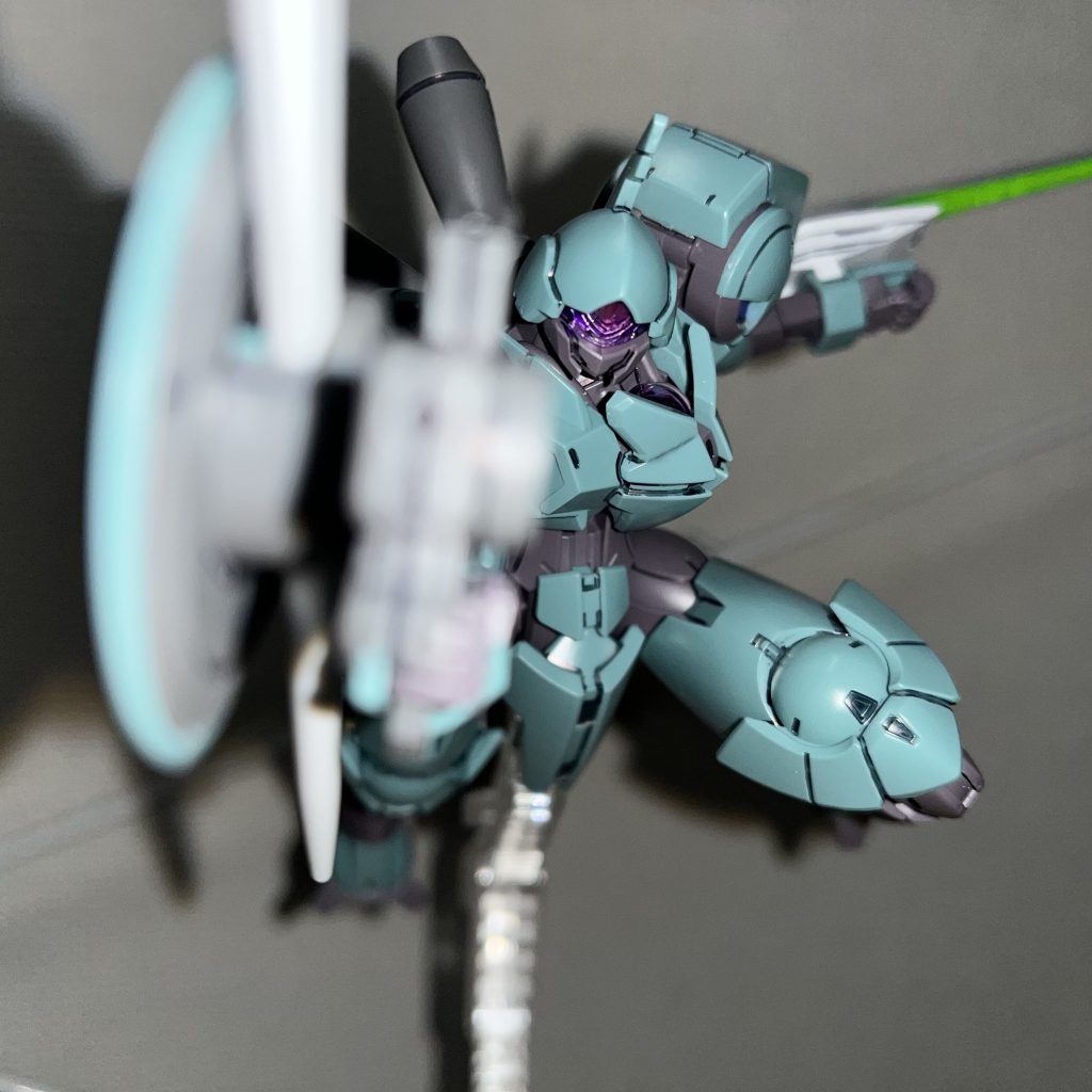 プレイバリューを出すために、シャディクの取り巻きの美少女達のそれぞれに好きな武装とか設定して、同じ機体でも持ってる武器が違うとかすれば良かったのになぁとか、あらためて思うこの頃。あ、私はメイジーちゃんが好きですw