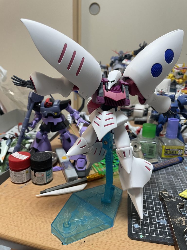 アームガンで射撃ポーズ。