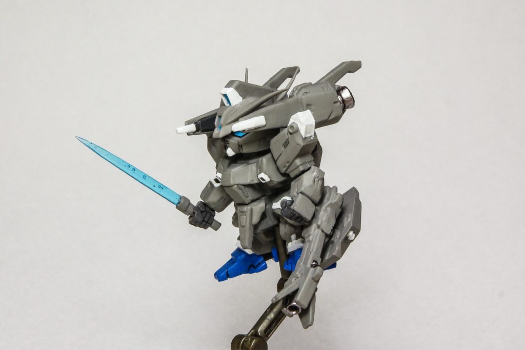 バックパックのビームキャノンは、差し替えで前方に展開します。メガランチャーは設定通り、ジェガンのシールドとドーベンウルフのランチャーで作りました。