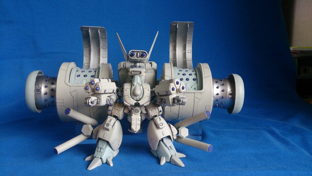 相手の射程の外側から大量のミサイルをばら撒き、戦場を撹乱する。大型ミサイルポッドにはIフィールド発生装置を搭載。巨体へのビーム攻撃の防御力を高めている。