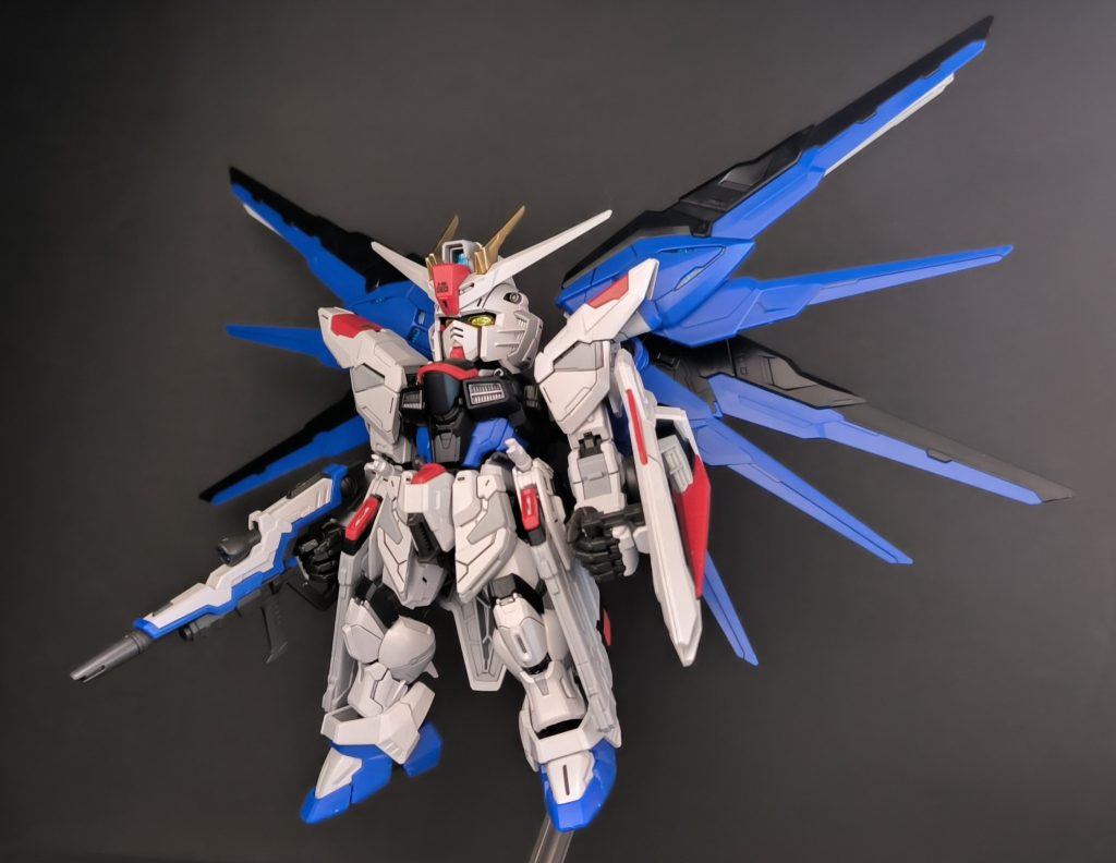 ブレードアンテナの黄色をゴールドにして墨入れをしただけで、他の塗装はしてません。色分けもすごくて、普通に組むだけでどこも塗るとこないくらいです。このシリーズでジャスティスも出してほしいなぁ・・・