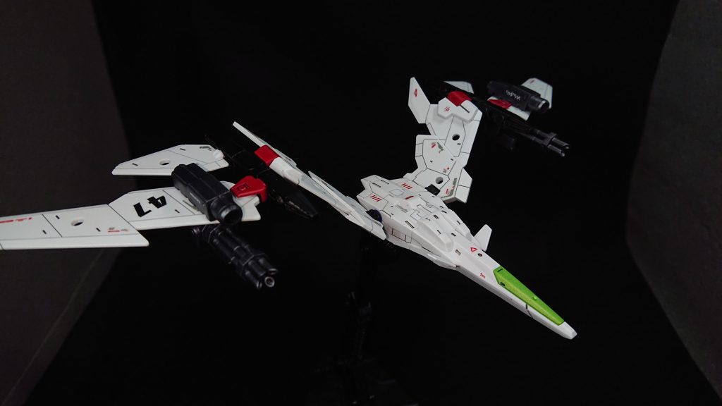 バックパックは、ファイアーダグオンの翼をイメージして白くて少し大きめの翼を探していたところ、30MMのエグザビークル(エアファイターVer.)があったので背負わせてみました悪くない気がしたのでエグザビークルでいくことにしたのですが、翼や機首があるとどうしても「可変機」を考えてしまうのが悪いところですw翼に装備している武装はMSGのガトリング砲と30MMの余りパーツをミサイルポッドに見立てたモノです主に牽制や足止めとして使用するように考えています