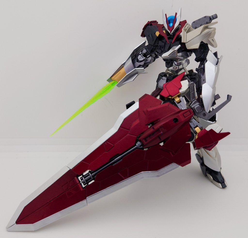 もちろん、左肩のタクティカルアームズは装備可能です。