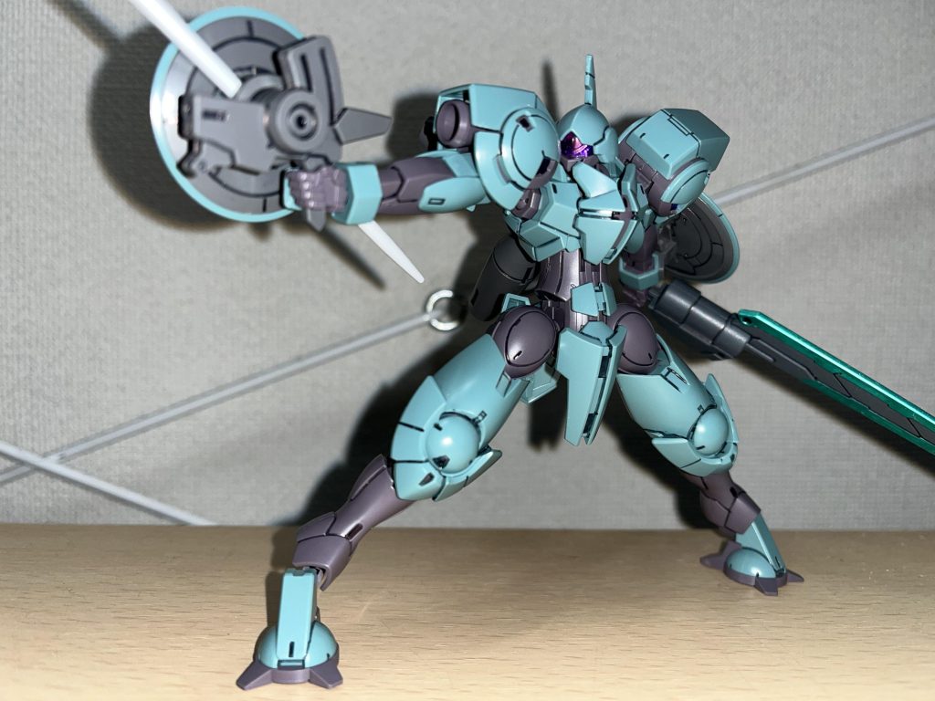 地に足つけた印象皆無ですが、足首の構造が横可動に強く、縦可動が皆無という、他のHGにはあまり見られない特性があります。で、この右手のビームガンに盾とランスのユニットを取り付けてるわけですが、つまりピンさえ有れば何でも付けれるということに…せや!