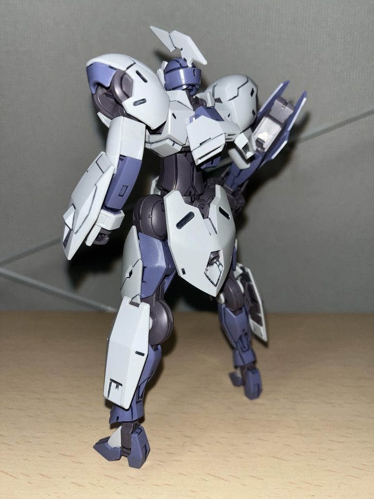 スラスターの形が特徴的。でもなんかもっとゴテゴテしたのを付けてみたい気もw