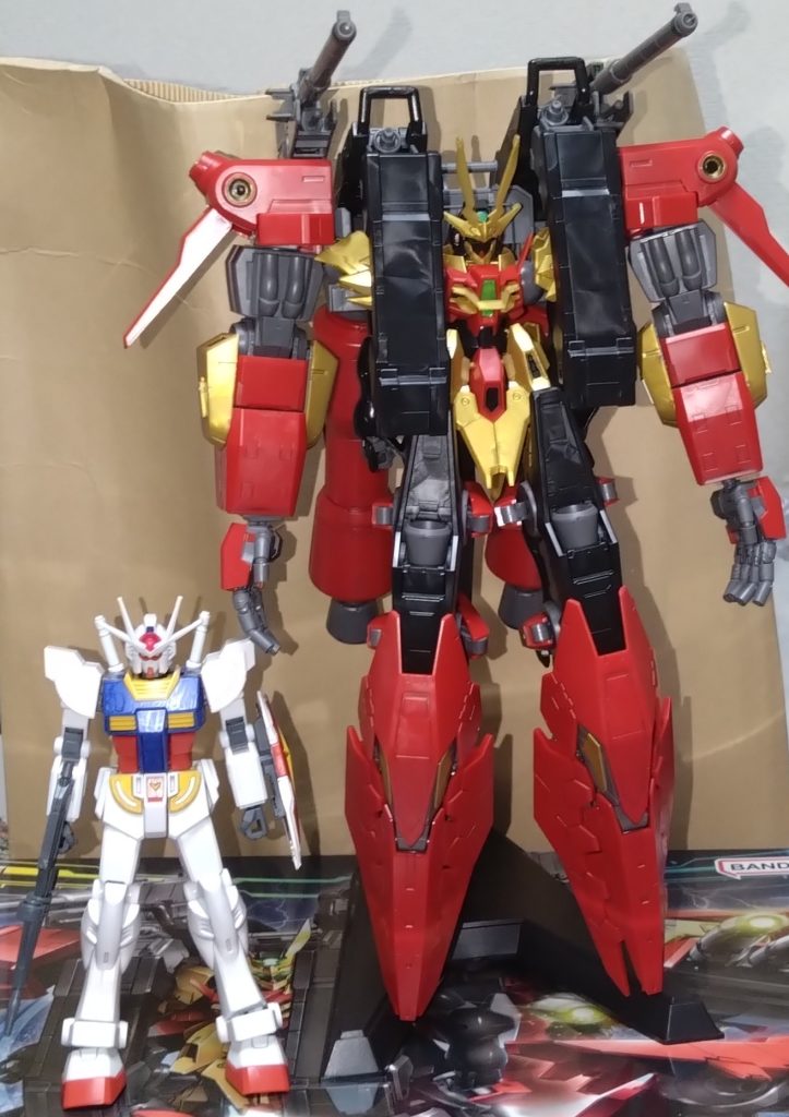 今回はここまでになります。前回投稿した『ラーガンダム(ファーストカラー)』と一緒に撮影しました。大きさにかなりの差があり、アニメのリオはよく戦えたな…と思わず思いました。キメラは今後の投稿にも登場する予定なので宜しくお願いします。 今回はメタバースのマリア機として語りましたが、ここでちょっとした情報を…。 『ラストニッパー』の製作者の友達はガンダムの女性キャラでウルツキ・マリアが好みのようです。リアルとアバター、どっちもアリ!とのこと。その友達が考えたストーリー『Nガンダム』の主人公の台詞に『男の腕は、悲しむ女性を抱きしめて慰める為にあるんだ!!』というクサい台詞があるみたいで、メタバースの世界に行けるんだったらそうすると友達が言ってました。そんな友達に自分は『メタバースの世界に接近禁止令があるかもだから止めたまえ』と優しく忠告しました(´∀`) いらない情報でしたね?すみません。 では、以上になります。ビルドシリーズコンはもう間も無く終了になりますが、現在大急ぎで製作している機体があります。間に合うかどうかは分かりませんが、間に合えれば投稿します。次回も宜しくお願いします。