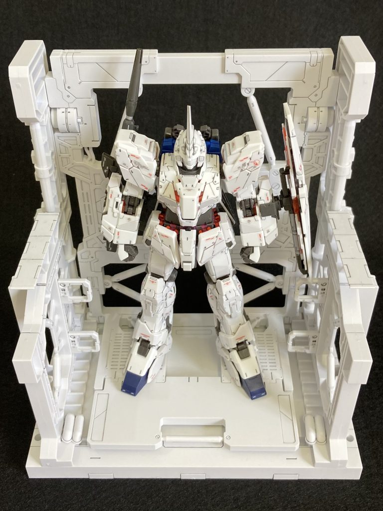 パーツに彫り込まれたパネルラインの情報量も多く、カッチリ&クッキリしてるので、スミ入れするだけでもかなりいい感じに。横幅は狭い&広い2パターンを切り替え可能ですが、個人的には写真のように広いパターンがいいかな。