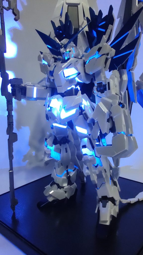 サイコフレームは蛍光ブルーが含まれているので、UVライトで光ります。UVライトが強いのでめっちゃ光る。カメラ部は蛍光グリーンで塗っているので、ここも光ります。↓Xにアップした、ライトを動かしてみた動画です。https://x.com/demon_skeleton/status/1758804692656857217?s=20