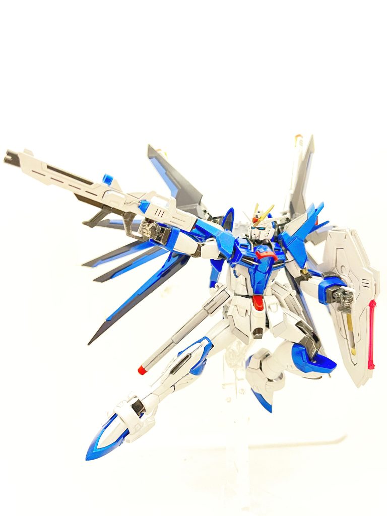 PS装甲的に汚れが無い方がSEEDっぽいのかなと思い今回は汚しをかなりかなーり我慢しました。スミ入れペンを買い忘れた結果、シャーペンで代用する方法を知り、実践!こっちの方がいいやん!内部フレームに当たる部分のみドライブラシ入れてますそしてSEEDシステム、すんげぇエアリアルで既にガンプラの進化を強烈に感じていたのに、たった一年でここまで進化させたバンダイすんげぇよHGを作る人でライフリ芋者作った事ない人は今すぐ買いに行くべき傑作キットです