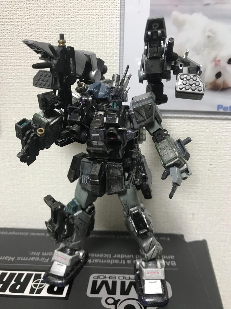 ブルパップマシンガン連邦軍の標準的な武装。フォアグリップが付けられるなどのカスタムがされている。