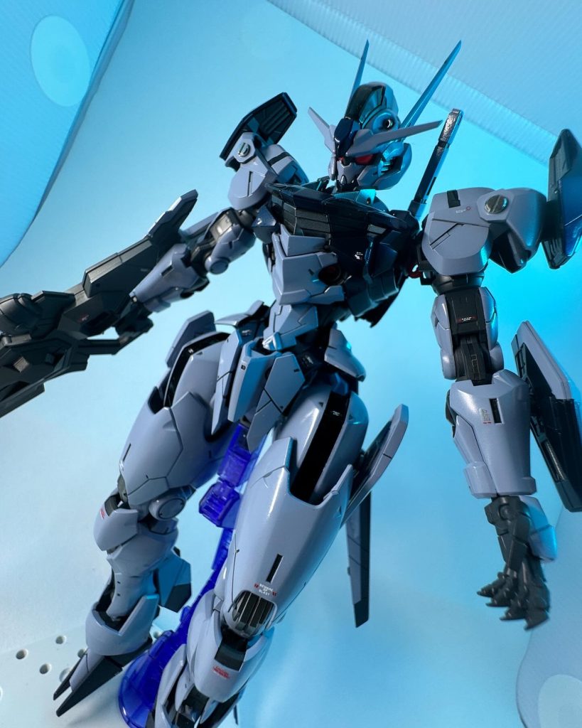 1番お気に入りの写真です肩のディテールはメタルパーツにしてメカ感出しました地味に股間の部分丸みあったのでカクカクにしてやりました外装が光沢でそれ以外フレームなど艶消しの塗料なのでメリハリ付けたかったので力尽きてトップコートは吹いていません