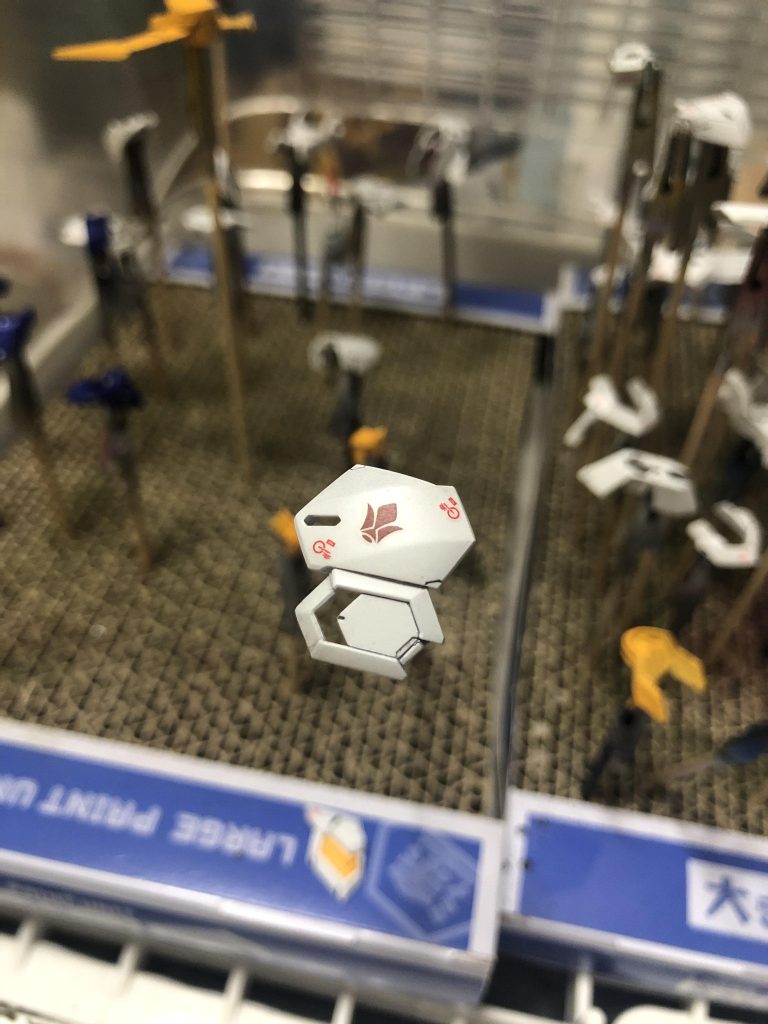 トップコートは基本塗装後、外装のみしてます。デカール貼る前にツヤありトップコート→スミ入れ→デカール→薄く光沢トップコート2回→ガイアのプレミアムトップコートつや消しをプロユースシンナーで。軽く研ぎ出しするつもりがこの工程でデカールの段差はほぼ無くなったのでこれで終わり。