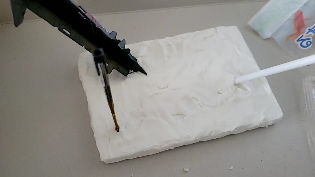 発泡スチロールにメイス、尻尾、ダインスレイブ(5㎜プラ棒)を刺して粘土で覆う