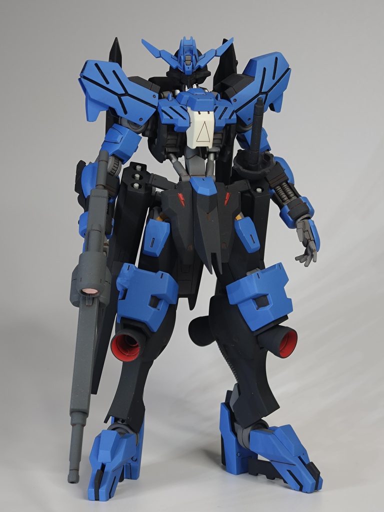 正面立ち姿。明るいブルーと暗いブルーのメインカラーというのも良いですね。