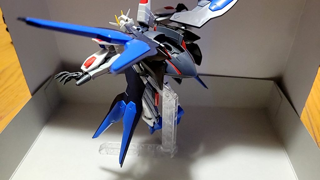 角棒をストフリの羽?に接着して、バックパックに3㎜穴を開け取り付け