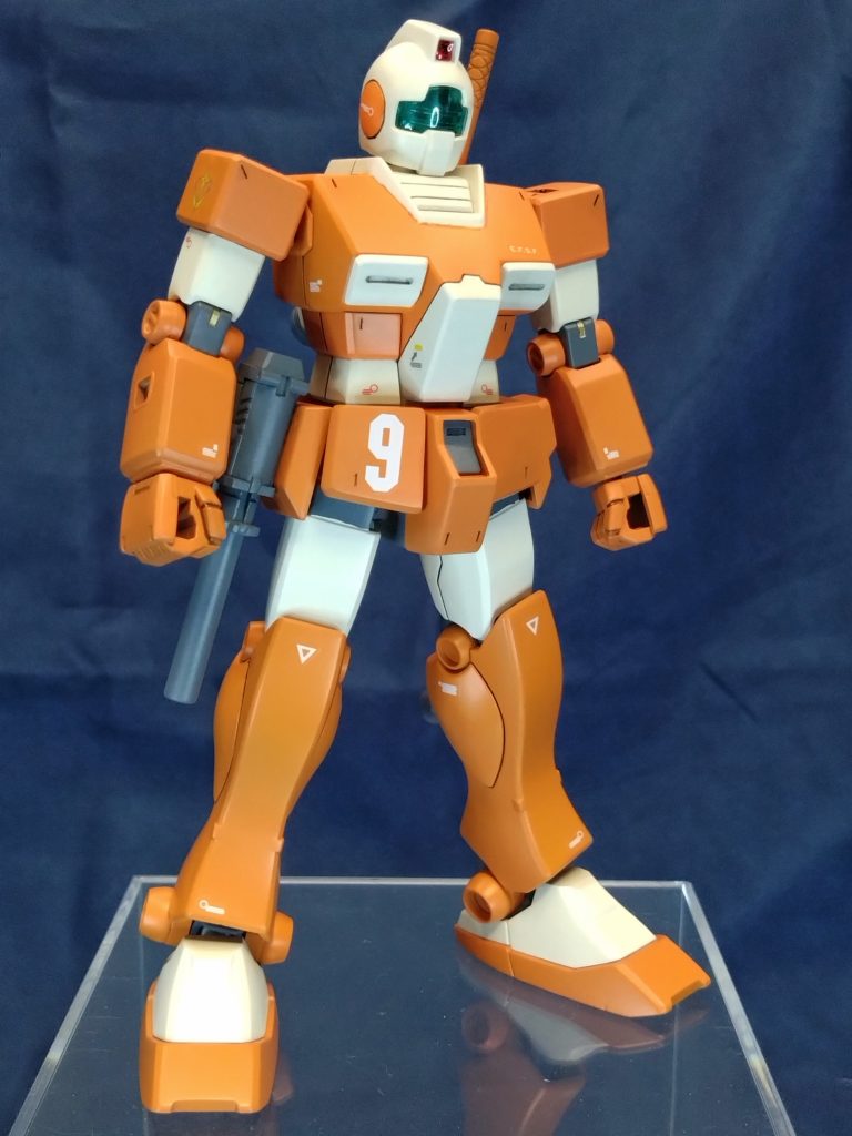 近年のオリジンジムやGMGMを使わず、あえて古いHGUCのジムをベースにすることで大河原画のようなジムライトアーマーにしました。ディティールを少なくしてあっさりした見た目を意識しつつも、全体はスラリとしたプロポーションになるように改造しています。