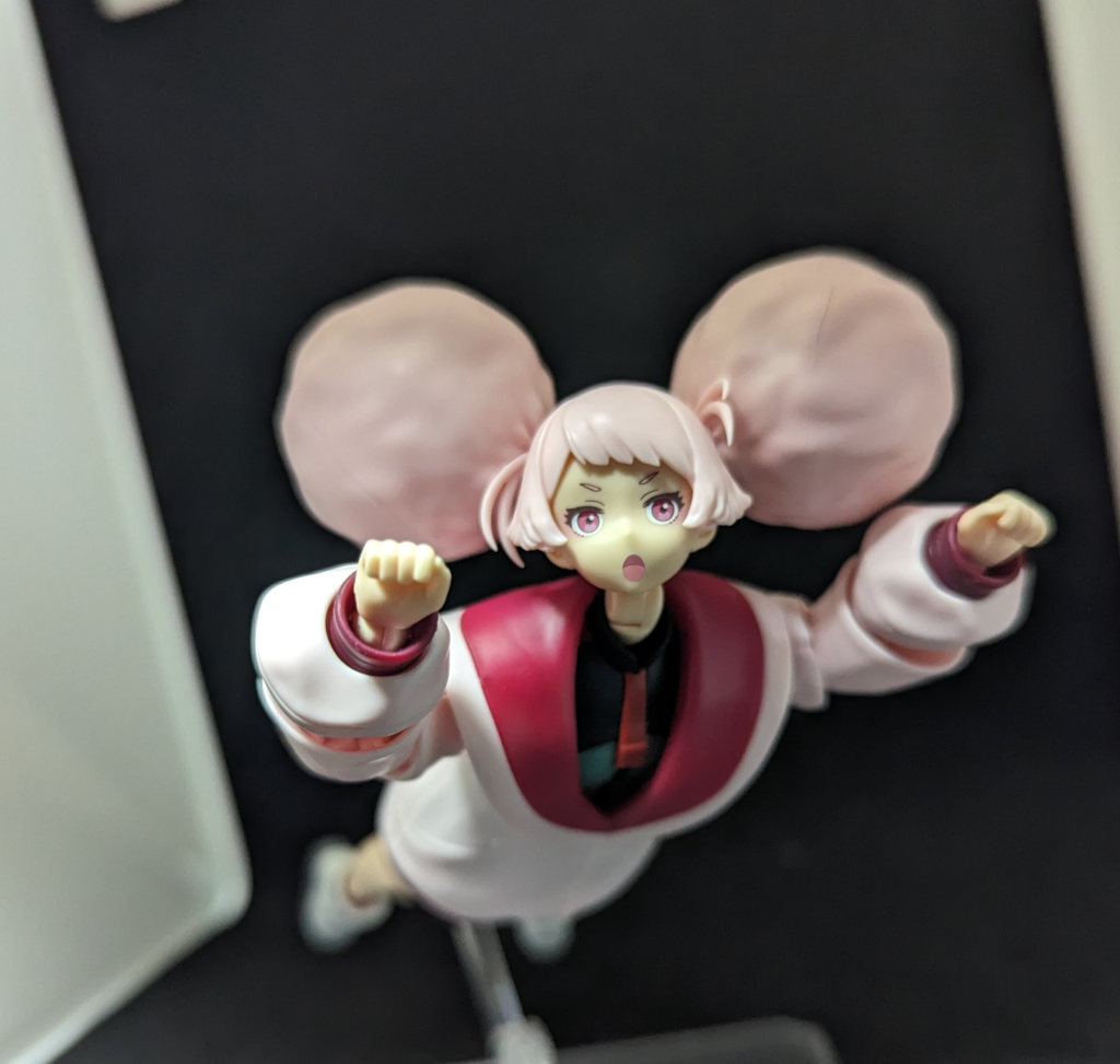 そして…驚くべきは、パイセンクソコラブームのきっかけとなった2期ポスターで見せたあのポーズまで無改造でとれる事ですね、流石に無理だと思ってましたが明らかにこのポーズ見越して首の可動軸設計されてますね…ちなみに口はキットのデカールを画像アプリで貼り付けしてます、瞳デカールやアイプリ無しのフェイスパーツも付属してるのでちゃんと作ればよりぽくできそうです。