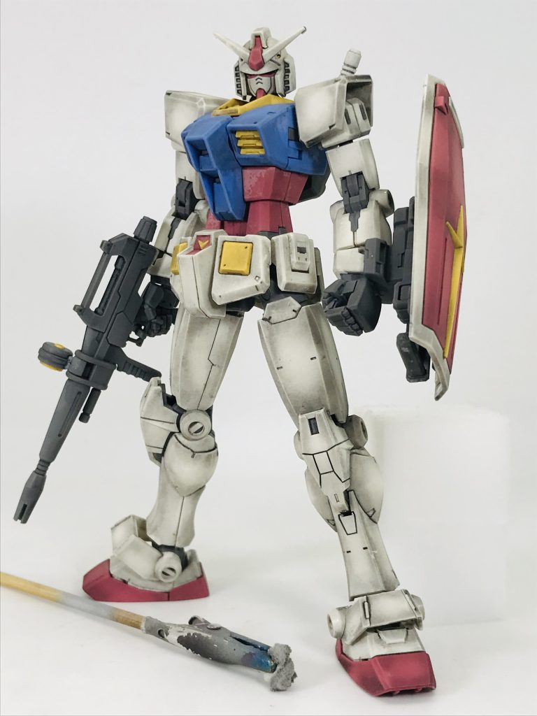 1〜2時間程度乾かしたら、メラニンスポンジで面部分を中心に汚れを落とします細かい部分は持ち手にスポンジを挟むと汚れを落としやすいですするとエアブラシでシャドウ吹きしたような質感になります乾燥時間によって拭き取り方と汚れ具合が変わりますもっとランダムな汚れにしたいなら、2〜3部位づつベタ塗りしたら…最初にベタ塗りしたパーツからすぐティッシュやキッチンペーパーで軽く拭き取ります時間がたち乾き始めるとティッシュでは色を落せなくなるので2〜3パーツづつがオススメですこちらの方が作業時間もかからなく、ランダムな汚れになり汚さが増します