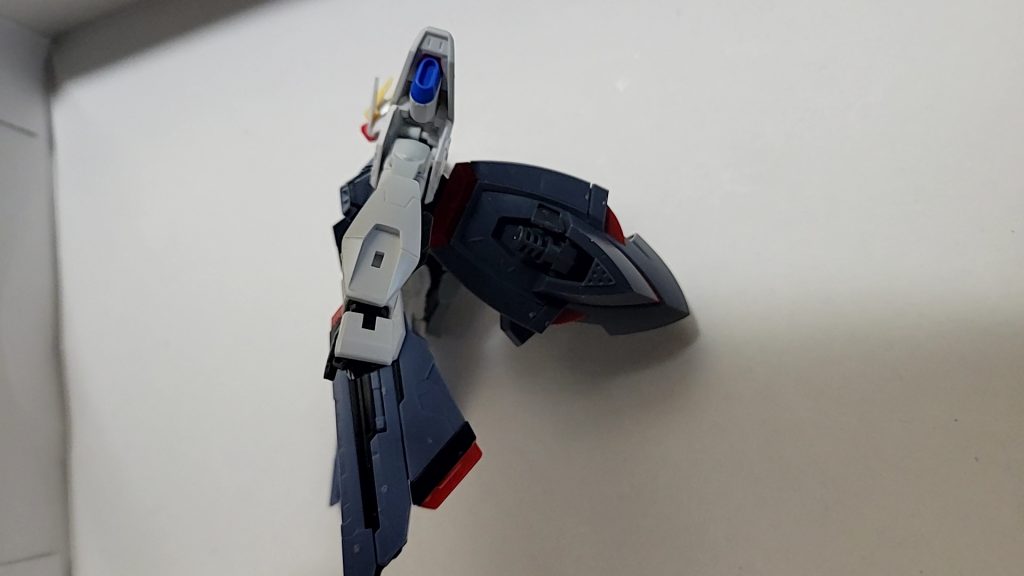 RGフリーダムのバックパックを外してアメインゴーストの胴体を3㎜プラ棒で接続、腕にストフリのパーツを接着