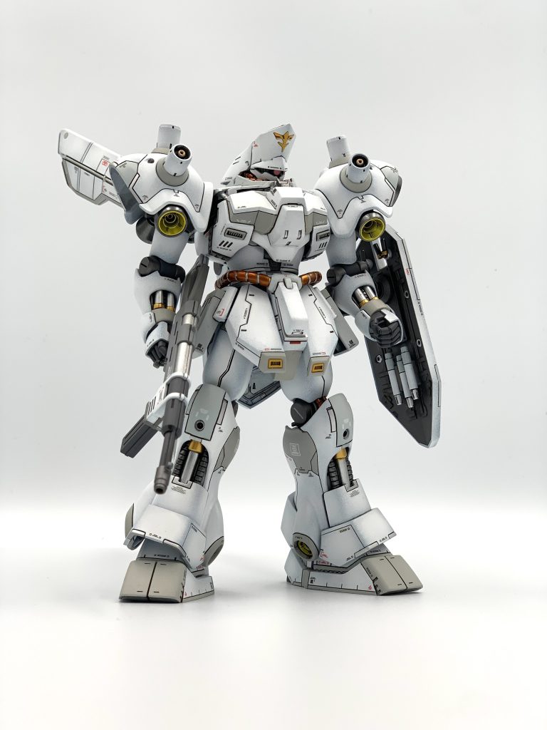 白一色の機体カラーかつキットのディテールも控えめだったので、重厚感を出すため、スジボリの入れ方を色々工夫してみました。また、モノトーンで塗り分け。プロポーションは胴体を延長してどっしり体型に^_^