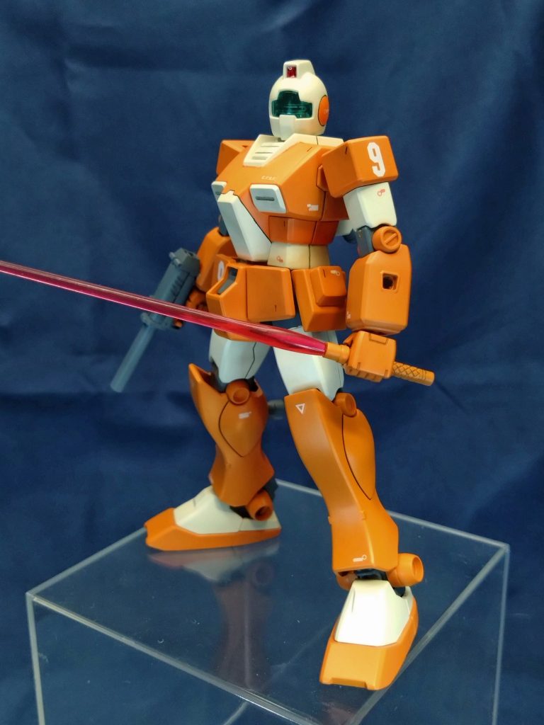 ライトアーマーのビームサーベルは独自の形状をしているので、キャンペーンのパーツからグリップを貰って、長い柄のサーベルを作りました。