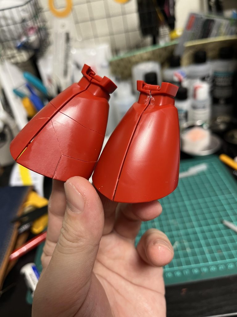 スカートと足。ボディ周りは新しく筋彫りでモールドを追加しました。失敗しまくって大変でした(汗