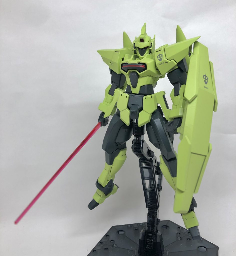 軽くポージングを。メインカラーのイエローグリーンは頑張って調色しました。蛍光グリーンとキャラクターイエローを半々で混ぜ合わせたところに、ライトグレーを少量足して派手さを抑えました。多分もう同じ色作れないです。